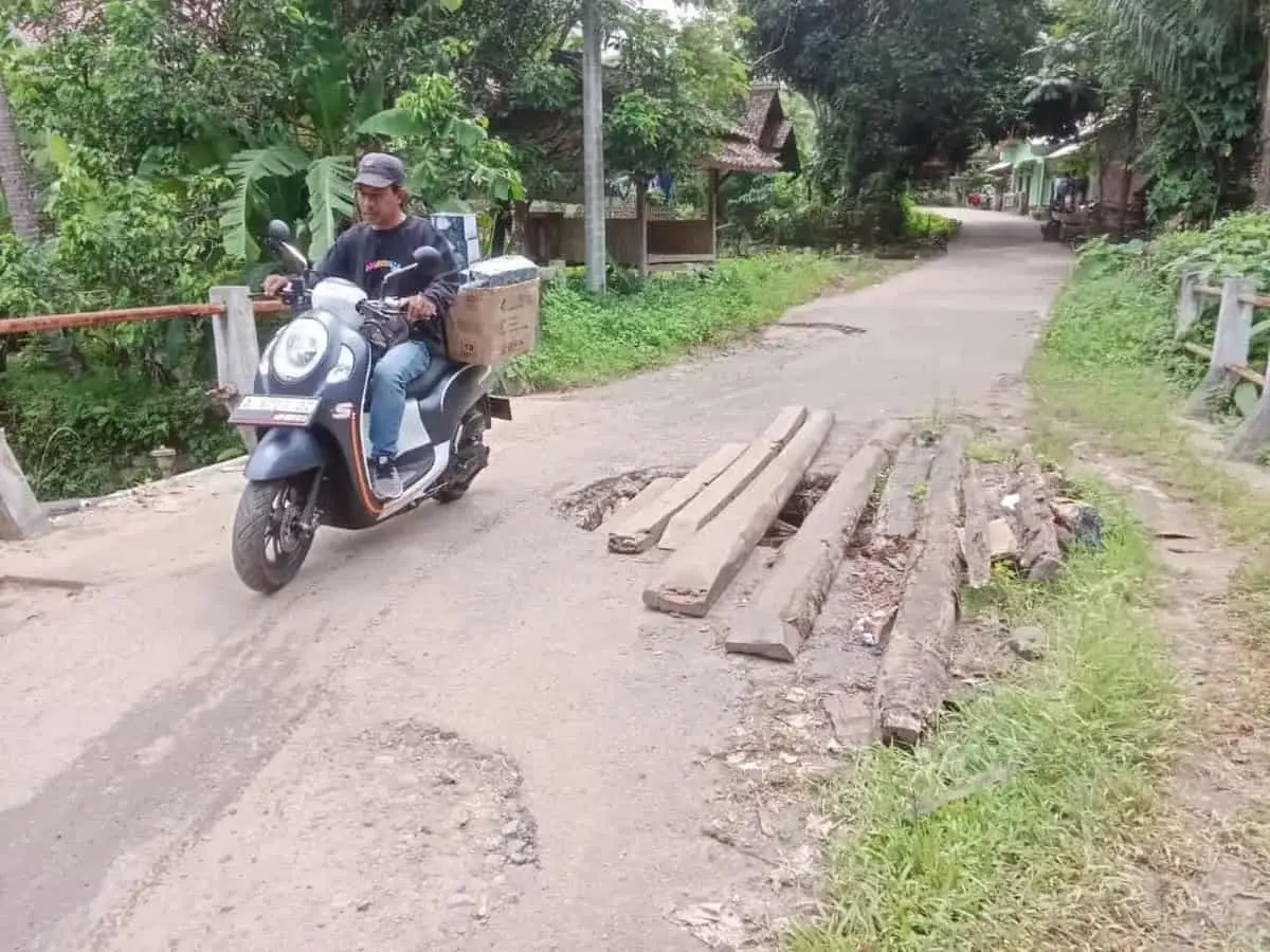 Bertahun-Tahun Jalan Dan Jembatan Di Kecamatan Cinangka Kabupaten Serang Banten Rusak Tak Kunjung Di Perbaiki
