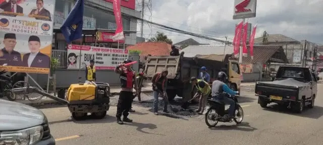 Perbaikan Jalan Raya Serang-Pandeglang, Petugas Polsek Baros Melaksanakan Giat Pengaturan Lalu Lintas Perbaikan Jalan Raya Serang-Pandeglang, Petugas Polsek Baros Melaksanakan Giat Pengaturan Lalu Lintas