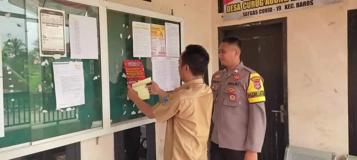 Anggota Bhabinkamtibmas Polsek Baros Polresta Serang Kota Pasang Stiker 110 Di Kantor Desa Cisalam Dan Kantor Desa Curug Agung Anggota Bhabinkamtibmas Polsek Baros Polresta Serang Kota Pasang Stiker 110 Di Kantor Desa Cisalam Dan Kantor Desa Curug Agung