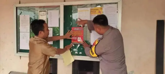 Anggota Bhabinkamtibmas Polsek Baros Polresta Serang Kota Pasang Stiker 110 Di Kantor Desa Cisalam Dan Kantor Desa Curug Agung Anggota Bhabinkamtibmas Polsek Baros Polresta Serang Kota Pasang Stiker 110 Di Kantor Desa Cisalam Dan Kantor Desa Curug Agung