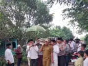 Hadiri Pemakaman Kepala Desa Padasuka, Sebagai Wujud Kepedulian Kapolsek Baros Polresta Serang Kota Ikut Angkat Keranda Hadiri Pemakaman Kepala Desa Padasuka, Sebagai Wujud Kepedulian Kapolsek Baros Polresta Serang Kota Ikut Angkat Keranda