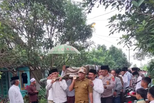 Hadiri Pemakaman Kepala Desa Padasuka, Sebagai Wujud Kepedulian Kapolsek Baros Polresta Serang Kota Ikut Angkat Keranda