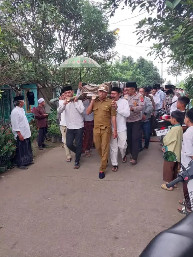 Hadiri Pemakaman Kepala Desa Padasuka, Sebagai Wujud Kepedulian Kapolsek Baros Polresta Serang Kota Ikut Angkat Keranda Hadiri Pemakaman Kepala Desa Padasuka, Sebagai Wujud Kepedulian Kapolsek Baros Polresta Serang Kota Ikut Angkat Keranda