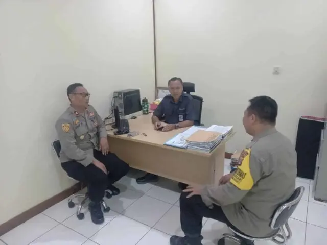 Polsek KSKP Terima Jumat Curhat Kacab PT.Wira Jaya Logitama Lines Keluhkan Anak Koin Diatas Kapal Polsek KSKP Terima Jumat Curhat Kacab PT.Wira Jaya Logitama Lines Keluhkan Anak Koin Diatas Kapal