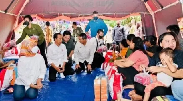 Presiden Joko Widodo Bersama Ibu Iriana Tinjau Posko Korban Kebakaran Plumpang Presiden Joko Widodo Bersama Ibu Iriana Tinjau Posko Korban Kebakaran Plumpang