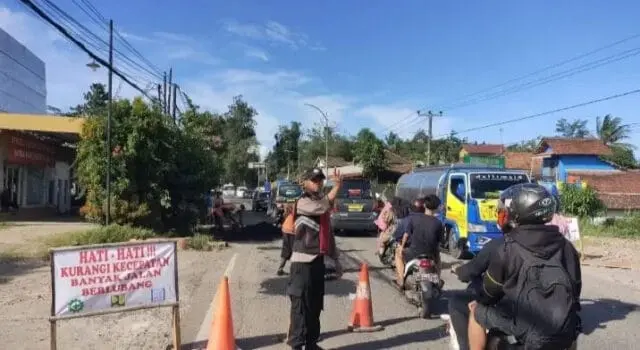 Anggota Polsek Baros Polresta Serang Kota Kawal Perbaikan Jalan Nasional Serang-Pandeglang (Baros-Palima) Anggota Polsek Baros Polresta Serang Kota Kawal Perbaikan Jalan Nasional Serang-Pandeglang (Baros-Palima)