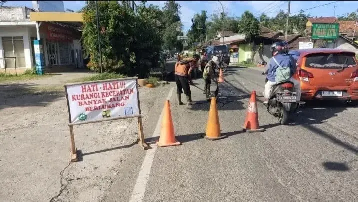 Anggota Polsek Baros Polresta Serang Kota Kawal Perbaikan Jalan Nasional Serang-Pandeglang (Baros-Palima)