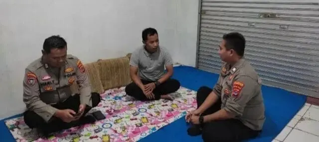 Kunjungan Bhabinkamtibmas Desa Cisalam Brigpol Doni Dan Anggota Polsek Baros Polresta Serang Kota Bripka Hari di Kediaman Ketua PPS Desa Cisalam Kunjungan Bhabinkamtibmas Desa Cisalam Brigpol Doni Dan Anggota Polsek Baros Polresta Serang Kota Bripka Hari di Kediaman Ketua PPS Desa Cisalam