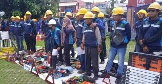 18 Mitra PLN Adakan Pengecekan Peralatan Kerja di Halaman Kantor Kecamatan Sepatan 18 Mitra PLN Adakan Pengecekan Peralatan Kerja di Halaman Kantor Kecamatan Sepatan