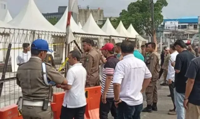 Tegas! Satpol PP Kota Tangerang Segel Taman Jajan Pasar Lama Tak Berizin Tegas! Satpol PP Kota Tangerang Segel Taman Jajan Pasar Lama Tak Berizin