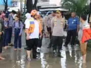Banjir di Periuk, Polisi Disiagakan Amankan Rumah Warga Ditinggal Mengungsi Banjir di Periuk, Polisi Disiagakan Amankan Rumah Warga Ditinggal Mengungsi