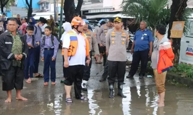 Banjir di Periuk, Polisi Disiagakan Amankan Rumah Warga Ditinggal Mengungsi Banjir di Periuk, Polisi Disiagakan Amankan Rumah Warga Ditinggal Mengungsi