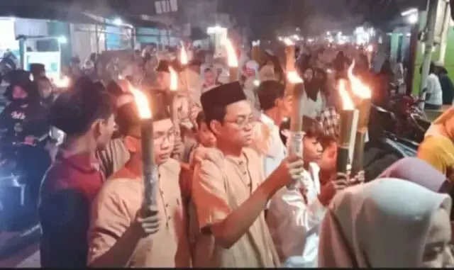 Ribuan Masyarakat Tumpah Mengikuti Pawai Obor Sambut Ramadan di Kosambi Timur Ribuan Masyarakat Tumpah Mengikuti Pawai Obor Sambut Ramadan di Kosambi Timur