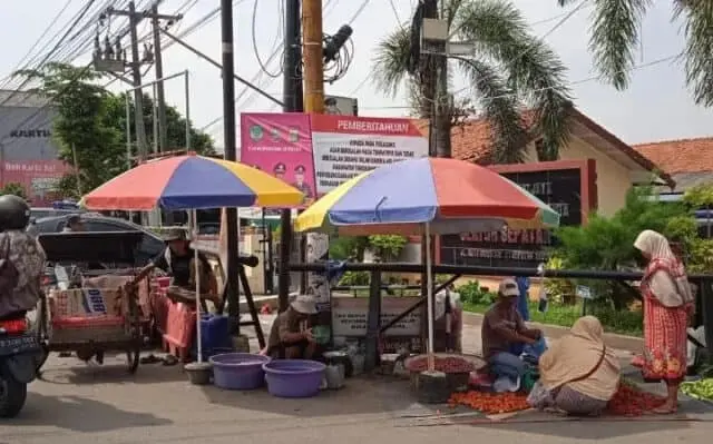 Spanduk Himbauan Yang Terbentang di Larang Berdagang: Itu Hanya Gimik Spanduk Himbauan Yang Terbentang di Larang Berdagang: Itu Hanya Gimik