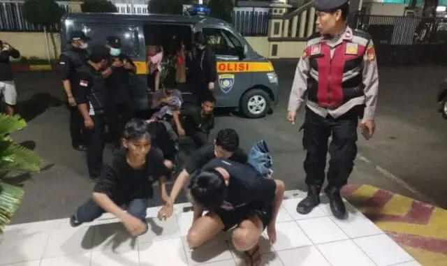 Bawa Kelewang dan Pedang, Sembilan Remaja Hendak Tawuran Ditangkap di Tangerang Bawa Kelewang dan Pedang, Sembilan Remaja Hendak Tawuran Ditangkap di Tangerang