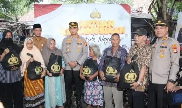 Bantuan Kemanusiaan Kapolri Sentuh 5 Slum Area di Kota Tangerang Bantuan Kemanusiaan Kapolri Sentuh 5 Slum Area di Kota Tangerang