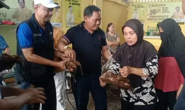Ide Tokoh Masyarakat Cibodas Bagi-Bagi Singkong Gratis di Bulan Puasa, Untuk Apa? Ide Tokoh Masyarakat Cibodas Bagi-Bagi Singkong Gratis di Bulan Puasa, Untuk Apa?
