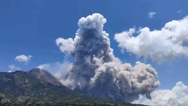 Gunung Merapi Kembali Muntahkan Awan Panas, Warga Berjarak 7 Kilometer Harus Mengungsi Gunung Merapi Kembali Muntahkan Awan Panas, Warga Berjarak 7 Kilometer Harus Mengungsi