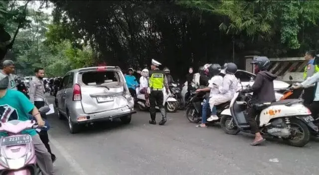 Akibat Rem Blong, Truk Tangki Tabrak Empat Mobil Dan Dua Motor Akibat Rem Blong, Truk Tangki Tabrak Empat Mobil Dan Dua Motor