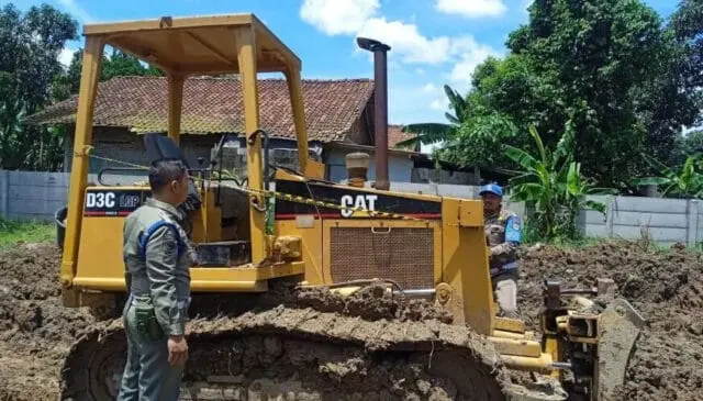 Satpol PP Kabupaten Tangerang Hentikan Pengurukan Tanah Segel 2 Alat Berat dan 10 Unit Truk Satpol PP Kabupaten Tangerang Hentikan Pengurukan Tanah Segel 2 Alat Berat dan 10 Unit Truk