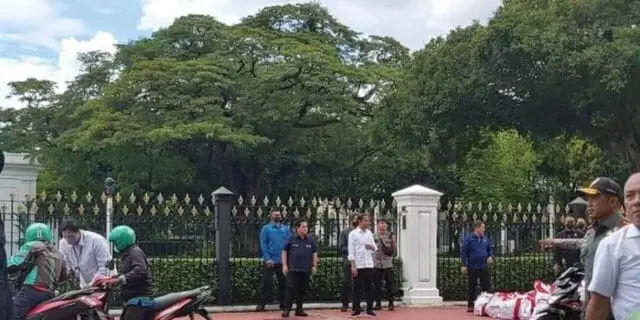 Menjelang Idul Fitri, Presiden Joko Widodo Beri Paket Sembako Untuk Driver Online Menjelang Idul Fitri, Presiden Joko Widodo Beri Paket Sembako Untuk Driver Online