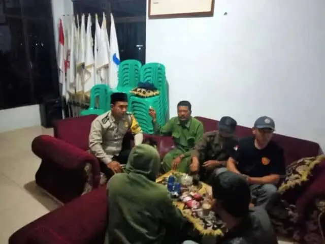 Brigadir Taufik Bhabinkamtibmas Polsek Cibeber Ajak Pemuda-Pemudi Jaga Kerukunan di Bulan Ramadhan Brigadir Taufik Bhabinkamtibmas Polsek Cibeber Ajak Pemuda-Pemudi Jaga Kerukunan di Bulan Ramadhan