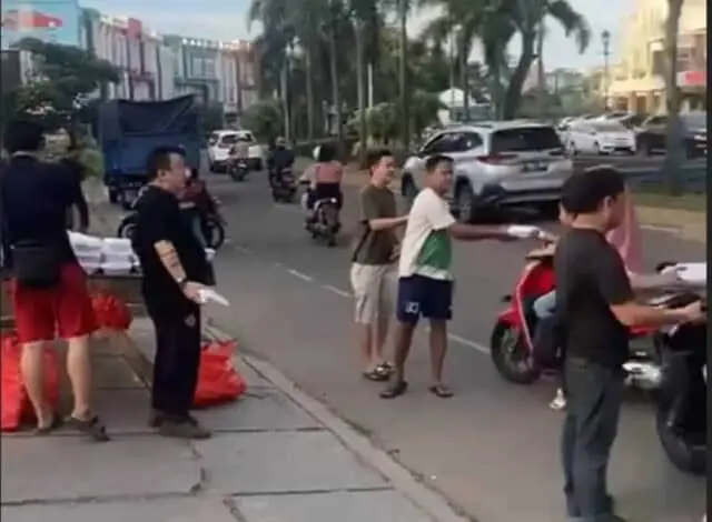 Jelang Buka puasa, Management Trenz Club' Turun Kejalan Berbagi Takjil Jelang Buka puasa, Management Trenz Club' Turun Kejalan Berbagi Takjil