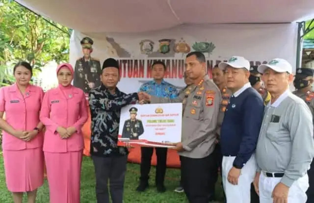 1.000 Paket Sembako dari Kapolri Disebar Polisi di Kabupaten Tangerang 1.000 Paket Sembako dari Kapolri Disebar Polisi di Kabupaten Tangerang