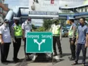 Jadi Jalur Perlintasan Mudik, Kota Tangerang Mulai Pasang Rambu Petunjuk Jalan Jadi Jalur Perlintasan Mudik, Kota Tangerang Mulai Pasang Rambu Petunjuk Jalan
