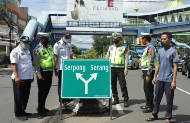 Jadi Jalur Perlintasan Mudik, Kota Tangerang Mulai Pasang Rambu Petunjuk Jalan Jadi Jalur Perlintasan Mudik, Kota Tangerang Mulai Pasang Rambu Petunjuk Jalan