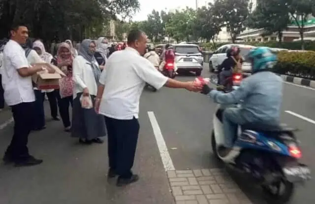 Ramadan Kareem, Disnaker Kota Tangerang Gandeng FK-PT Bagikan Ratusan Takjil Ramadan Kareem, Disnaker Kota Tangerang Gandeng FK-PT Bagikan Ratusan Takjil