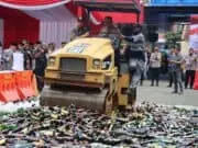 16.242 Miras dan 5.450 Butir Obat Obatan Terlarang Dimusnahkan Polres Metro Tangerang Kota 16.242 Miras dan 5.450 Butir Obat Obatan Terlarang Dimusnahkan Polres Metro Tangerang Kota