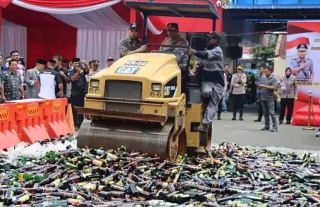 16.242 Miras dan 5.450 Butir Obat Obatan Terlarang Dimusnahkan Polres Metro Tangerang Kota 16.242 Miras dan 5.450 Butir Obat Obatan Terlarang Dimusnahkan Polres Metro Tangerang Kota