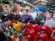 Pabrik Oli Palsu di Tangerang Terbongkar, 165.734 Oli Merk Terkenal Disita Kemendag Pabrik Oli Palsu di Tangerang Terbongkar, 165.734 Oli Merk Terkenal Disita Kemendag