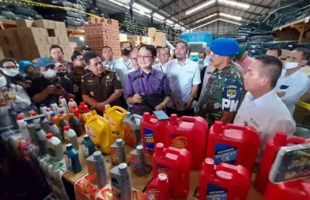 Pabrik Oli Palsu di Tangerang Terbongkar, 165.734 Oli Merk Terkenal Disita Kemendag Pabrik Oli Palsu di Tangerang Terbongkar, 165.734 Oli Merk Terkenal Disita Kemendag