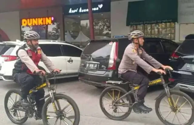 Polisi Naik Sepeda Imbau Pemudik di Rest Area Tangerang - Merak, Ini Pesannya Polisi Naik Sepeda Imbau Pemudik di Rest Area Tangerang - Merak, Ini Pesannya