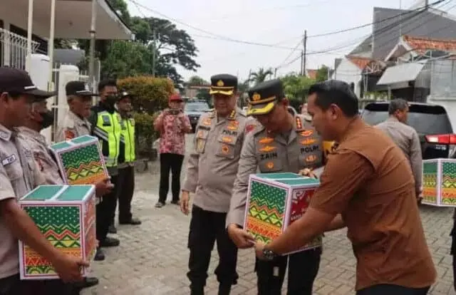 Ratusan Satpam di Kota Tangerang Dikirimi Bingkisan Lebaran Kapolda Metro Jaya Ratusan Satpam di Kota Tangerang Dikirimi Bingkisan Lebaran Kapolda Metro Jaya
