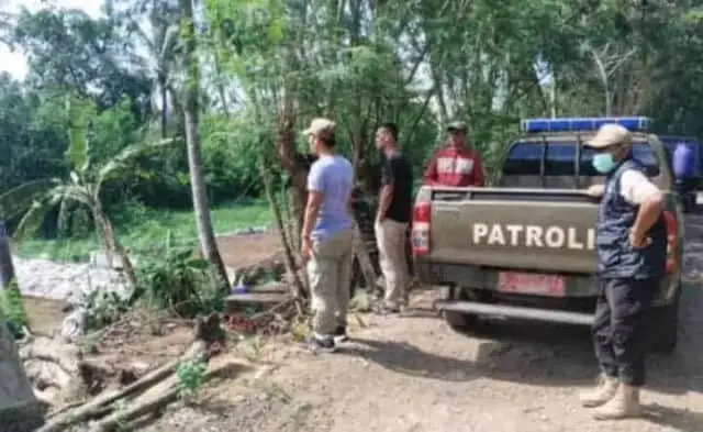 Kasie Satpol PP Kecamatan Kemiri saat sidak lokasi penumpukan kotoran Ternak, Foto, Pelitabanten.com. (dok) Kasie Satpol PP Kecamatan Kemiri saat sidak lokasi penumpukan kotoran Ternak, Foto, Pelitabanten.com. (dok)