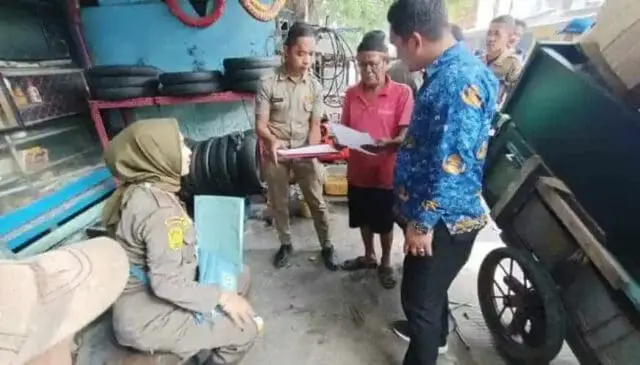 Satpol PP Kabupaten Tangerang layangakan Surat Ke Pedagang kaki lima di lokasi Stadion Mini Satpol PP Kabupaten Tangerang layangakan Surat Ke Pedagang kaki lima di lokasi Stadion Mini