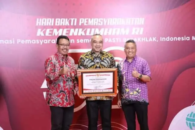 Bupati Tangerang Terima Penghargaan Dari Menteri Hukum dan HAM RI Bupati Tangerang Terima Penghargaan Dari Menteri Hukum dan HAM RI