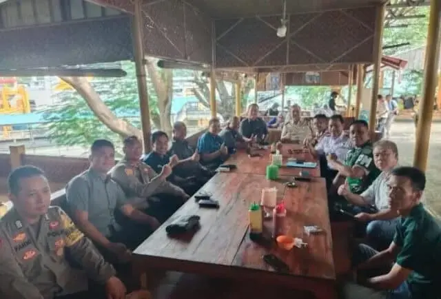 Polsek KSKP Merak, Membangun Sinergitas TNI - Polri Jumat Curhat Polsek KSKP Merak, Membangun Sinergitas TNI - Polri Jumat Curhat