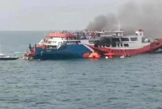 Ditpolairud Polda Banten Merespon Cepat Terkait Kebakaran Kapal KMP Royce 1, Dan Mengevakuasi Penumpang Ditpolairud Polda Banten Merespon Cepat Terkait Kebakaran Kapal KMP Royce 1, Dan Mengevakuasi Penumpang