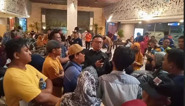 Polsek KSKP Merak Kerahkan Personil Untuk Bantu Musibah Korban Kapal KMP ROYCE 1 Polsek KSKP Merak Kerahkan Personil Untuk Bantu Musibah Korban Kapal KMP ROYCE 1