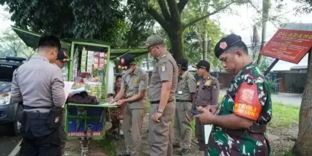 Satpol PP Jaring Puluhan PKL di Kawasan Puspemkab Tangerang Satpol PP Jaring Puluhan PKL di Kawasan Puspemkab Tangerang