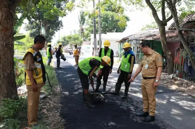 UPTD Jalan dan Jembatan Wilayah IV Lakukan Pemeliharaan Jalan di 11 Titik UPTD Jalan dan Jembatan Wilayah IV Lakukan Pemeliharaan Jalan di 11 Titik