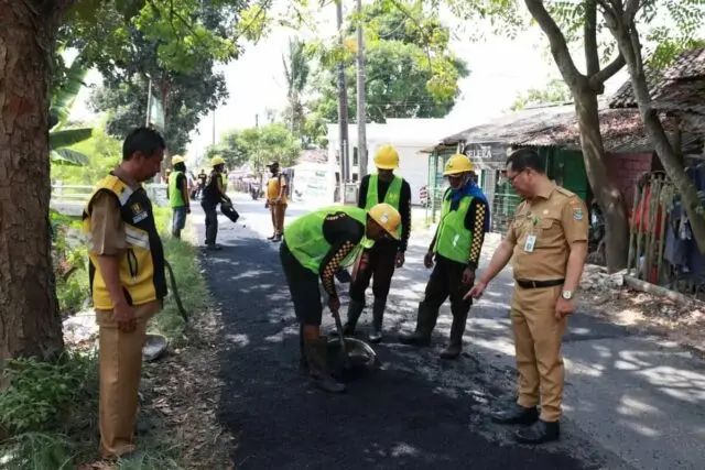 UPTD Jalan dan Jembatan Wilayah IV Lakukan Pemeliharaan Jalan di 11 Titik