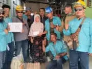 Warga Kurang Mampu Menerima Bantuan Basos Kita Dari Para Pekerja PLTU Unit 9-10 Suralaya