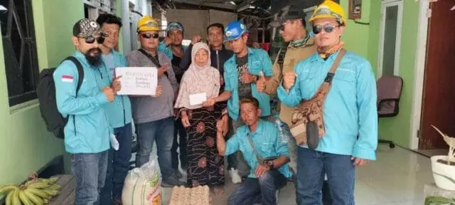 Warga Kurang Mampu Menerima Bantuan Basos Kita Dari Para Pekerja PLTU Unit 9-10 Suralaya Warga Kurang Mampu Menerima Bantuan Basos Kita Dari Para Pekerja PLTU Unit 9-10 Suralaya