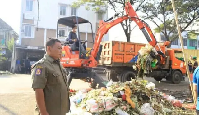 Usai Ditertibkan, Petugas Mulai Lakukan Pembersihan Pasar Anyar Tangerang Usai Ditertibkan, Petugas Mulai Lakukan Pembersihan Pasar Anyar Tangerang