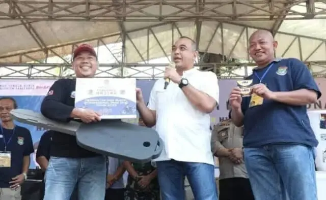Buruh Senang Dapat Door Prize Motor dari Bupati Tangerang Buruh Senang Dapat Door Prize Motor dari Bupati Tangerang
